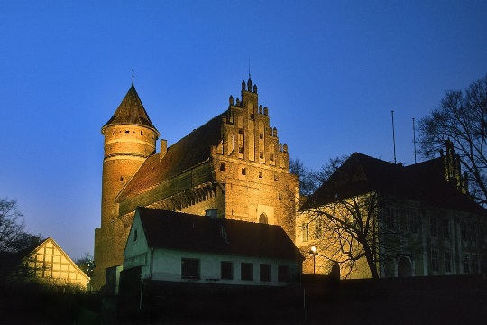 Vista nocturna del castillo
